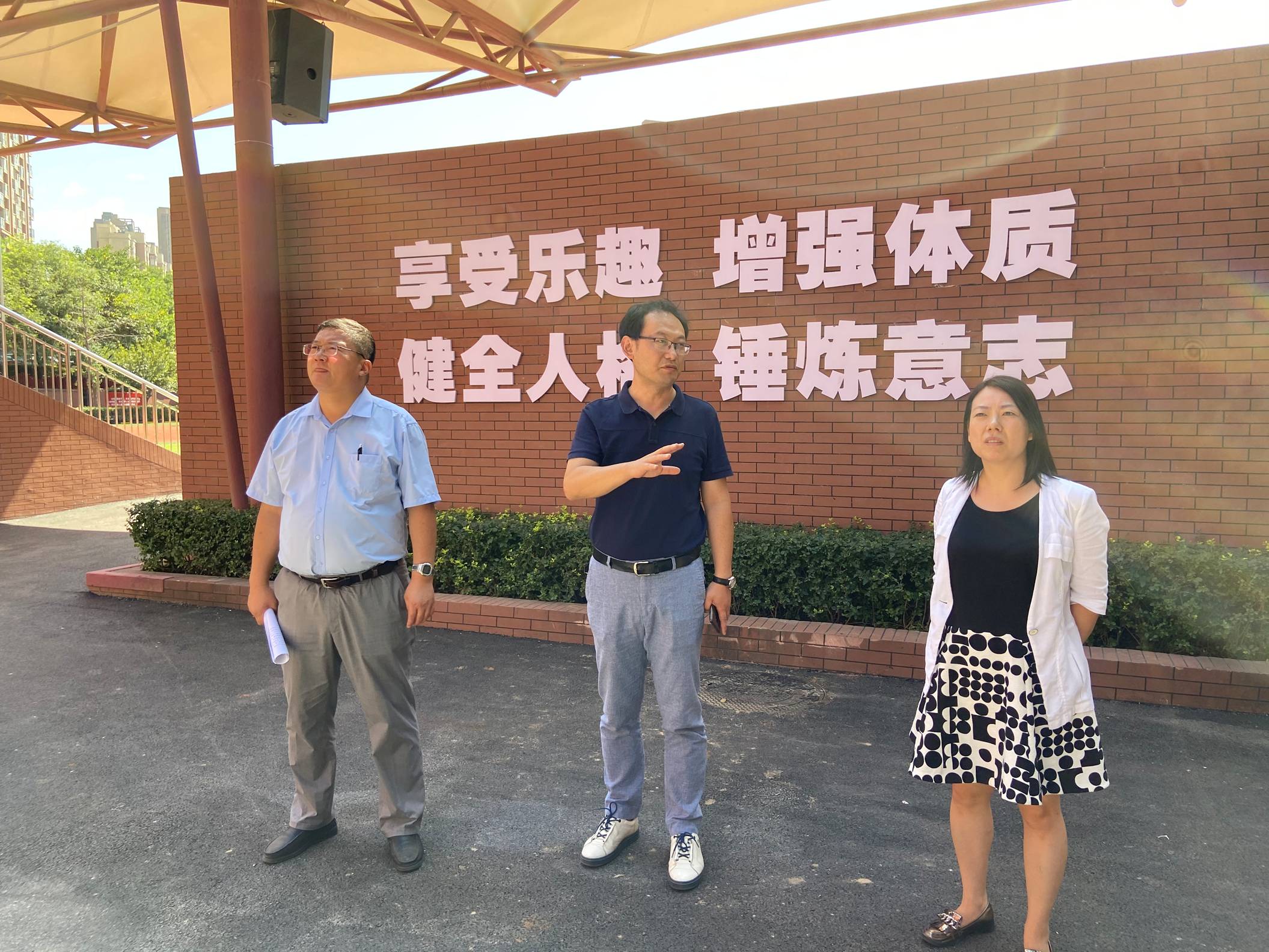 检查组分别检查了学校创建文明城市的相关工作.jpg