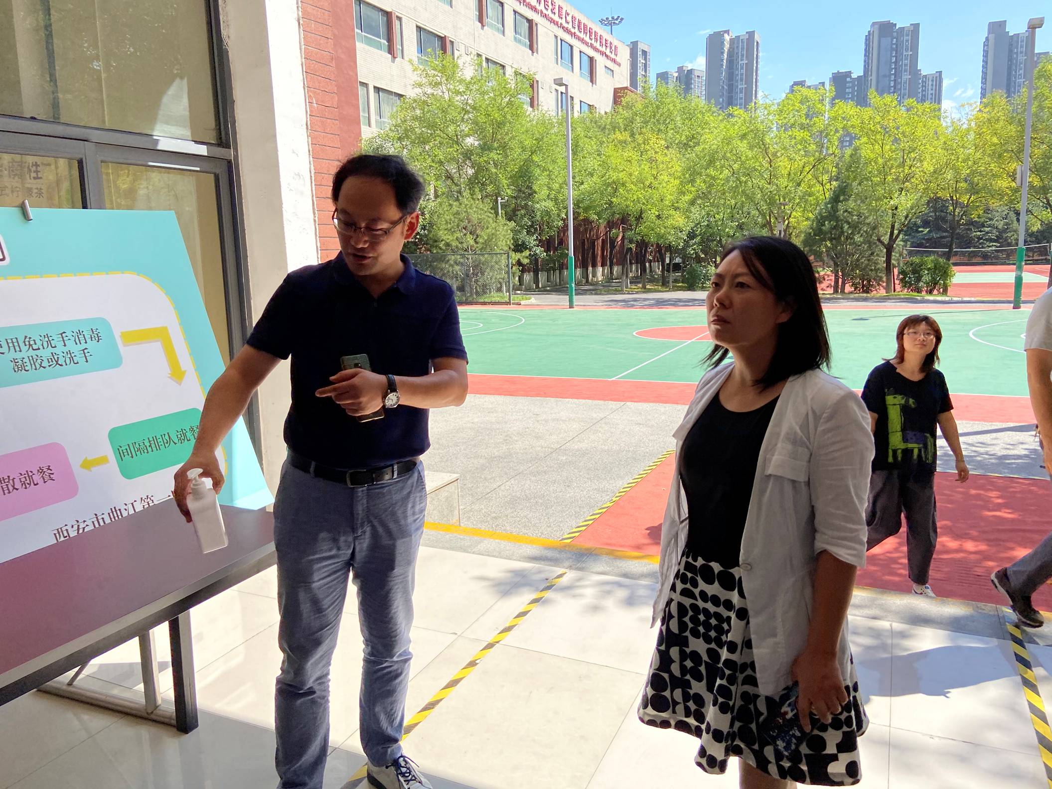 检查组检查落实学校餐厅相关工作.jpg