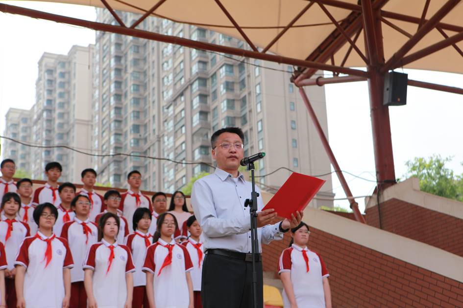 启动仪式-陈校长宣读心理健康月倡议书2