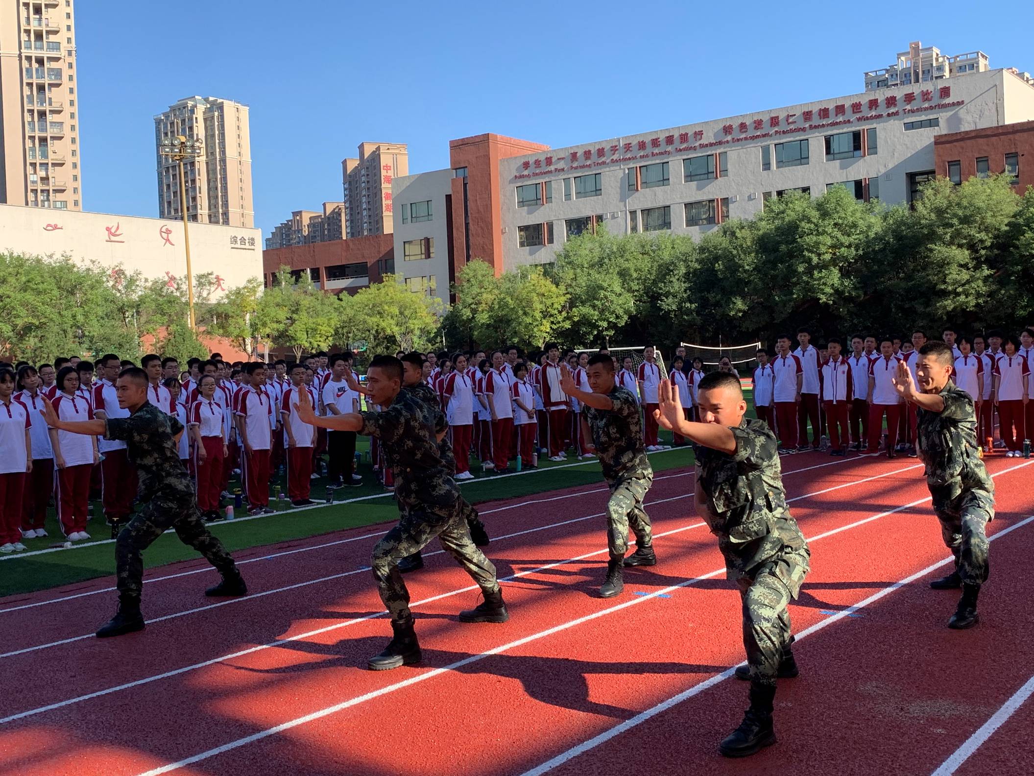 武警陕西省总队执勤支队教官演示训练科目.jpg