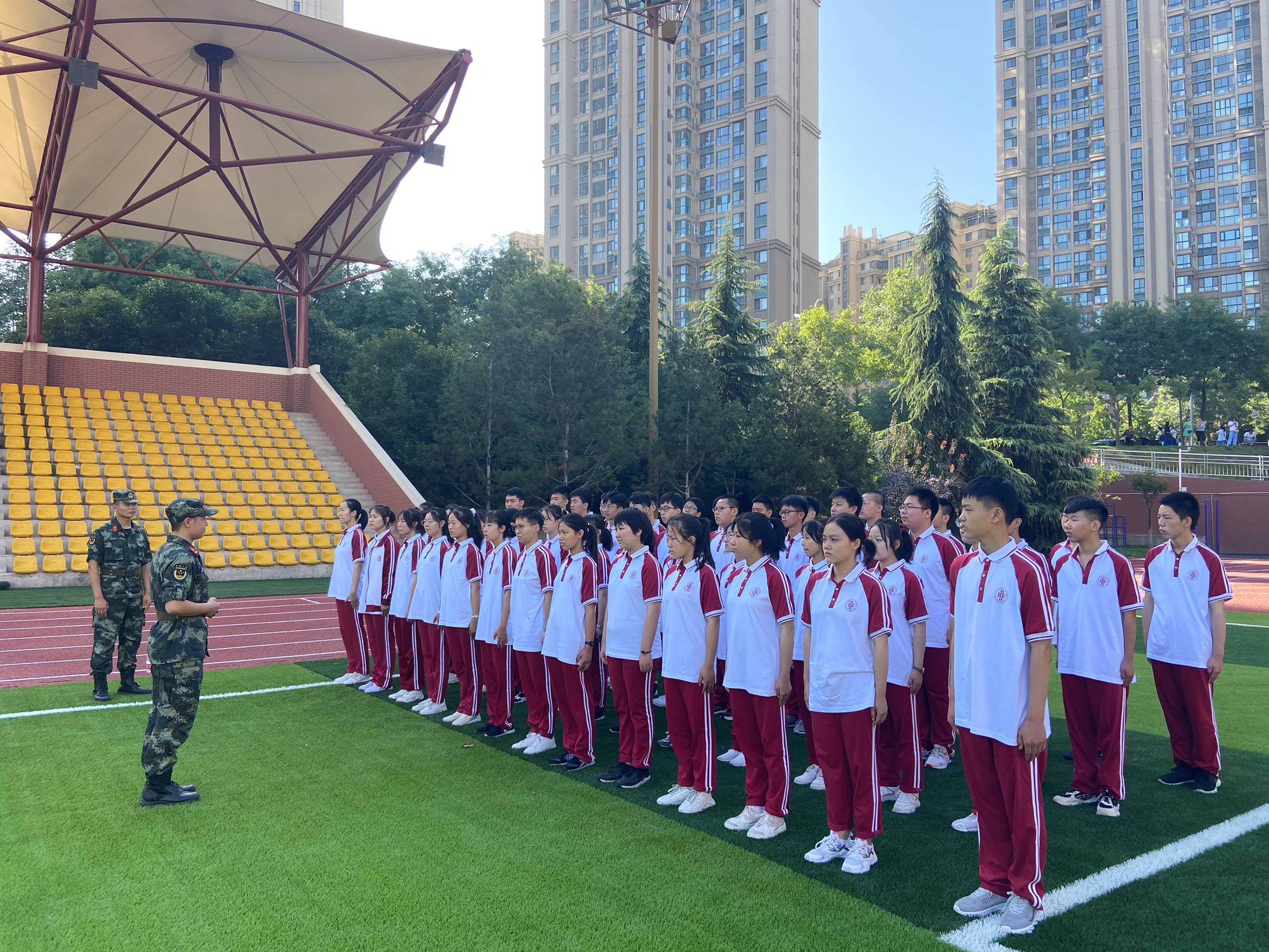 开营仪式结束后,全体参训新生及教官立即投入到紧张的训练中.jpg